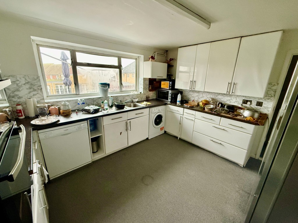 Lot: 14 - MIXED USE INVESTMENT WITH VACANT PARTS - First floor kitchen